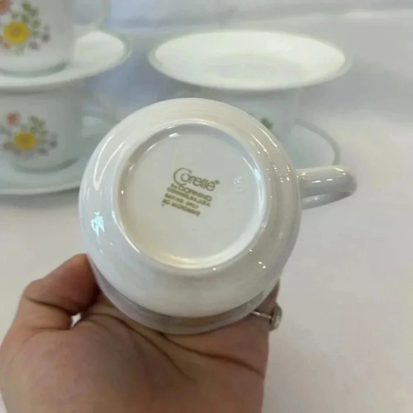 Vintage 1970s Corning Corelle "Spring Meadow”
Cup Mugs - Set of 4 with Saucers - Picture 3 of 4